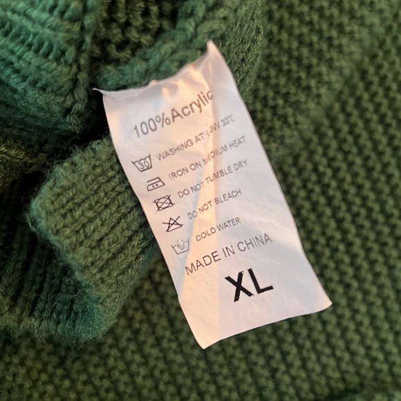 Green mock neck sweater. Size XL. - Picture 3 of 3